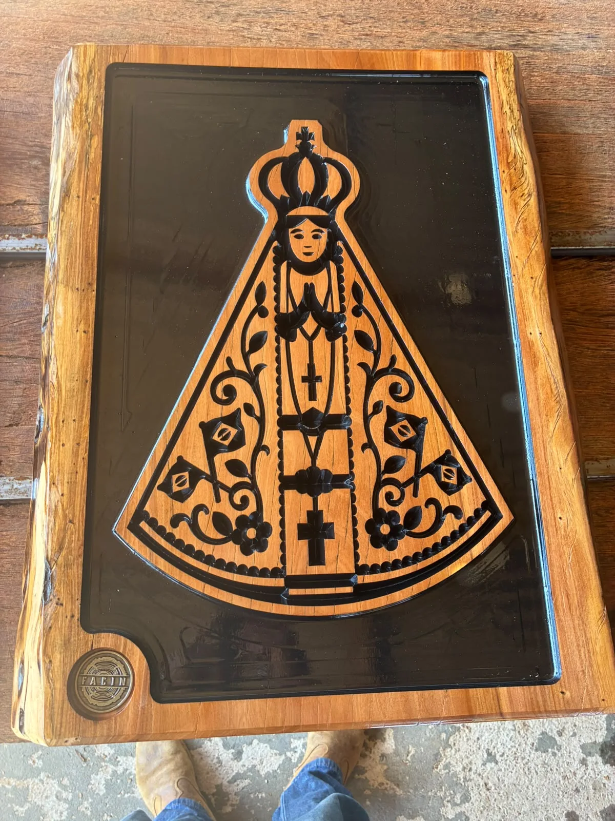 Peça religiosa de Nossa Senhora em madeira com fundo escuro