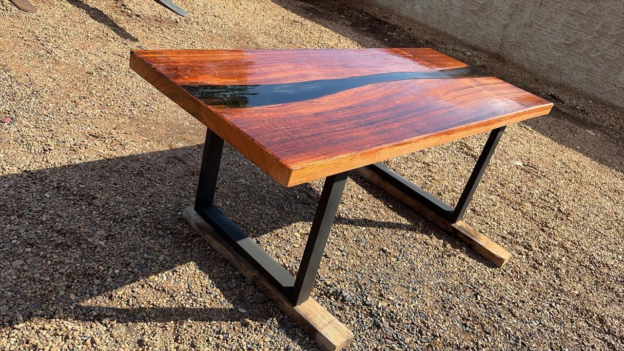 Mesa Rio de Resina